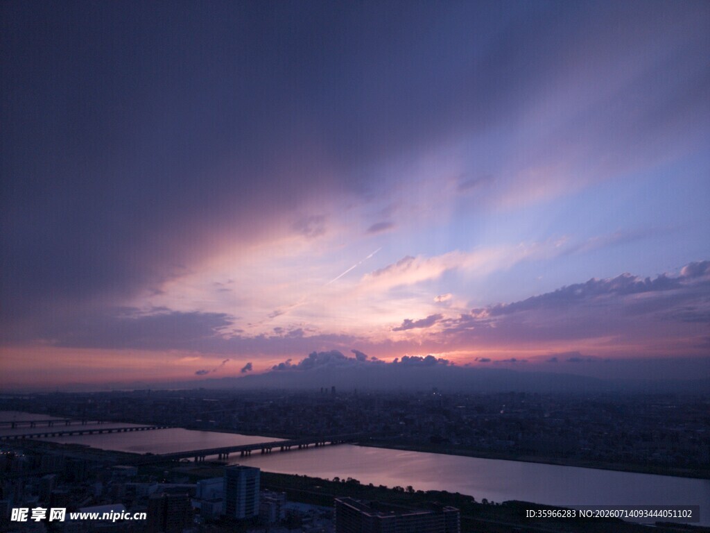 黄昏江畔壮丽天空景观