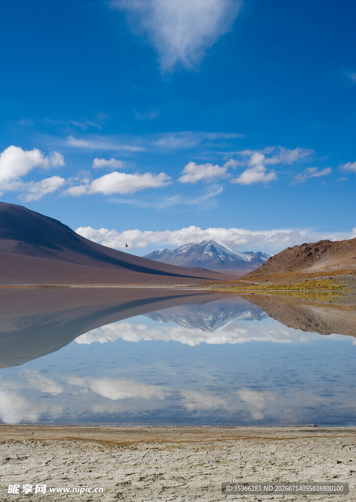 蓝天雪山下的平静湖面
