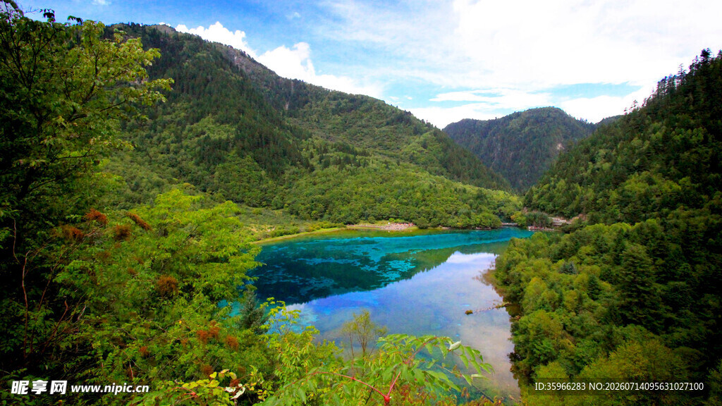 山间蓝湖美景
