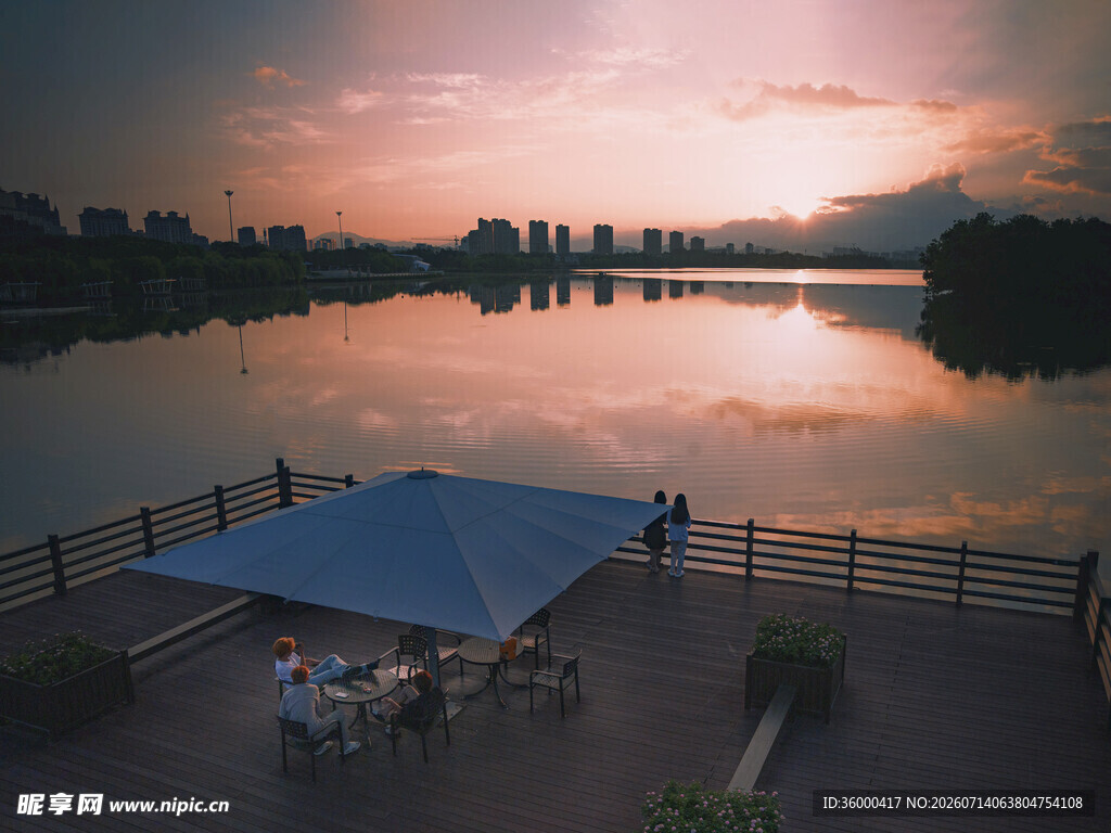湖畔观景平台日出风光