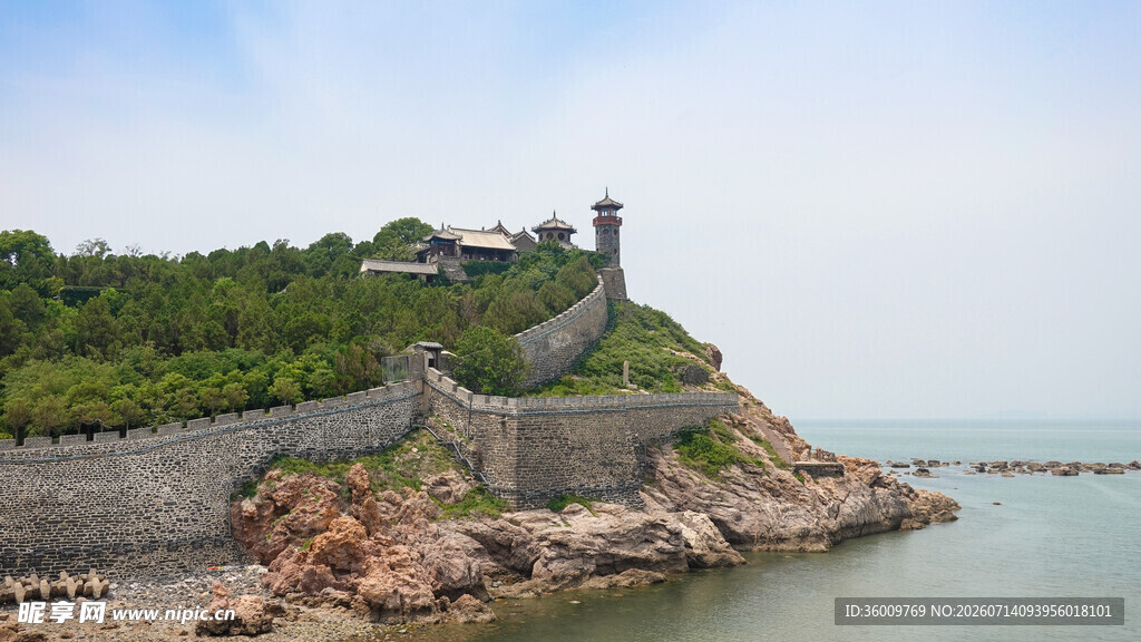 海边古城墙美景如画