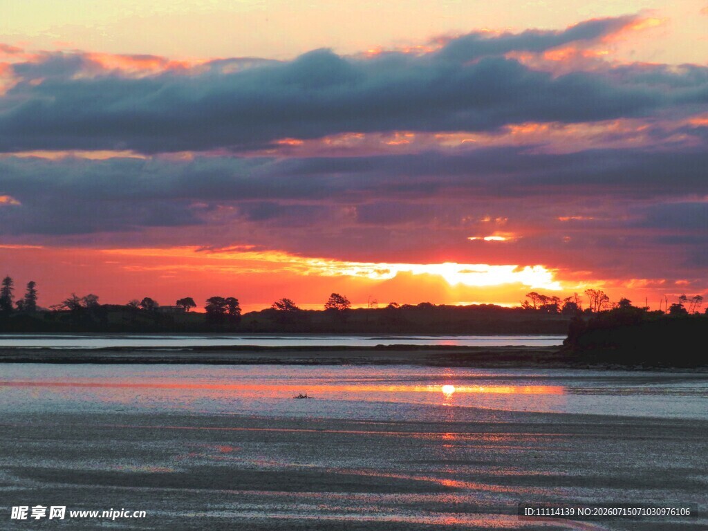 夕阳下的海滨美景