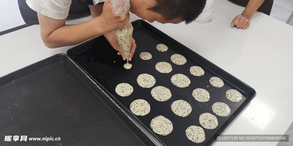 挤面糊制作小点心