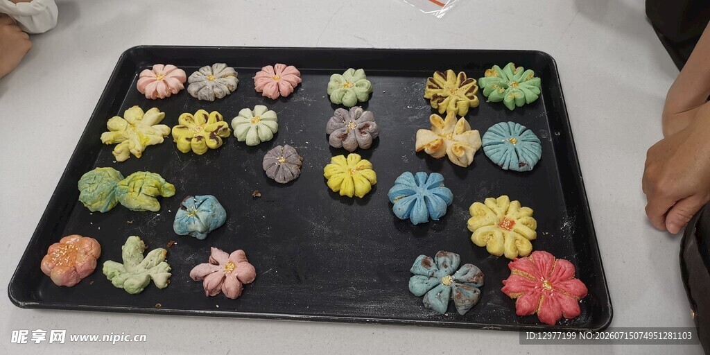 多彩桃花酥