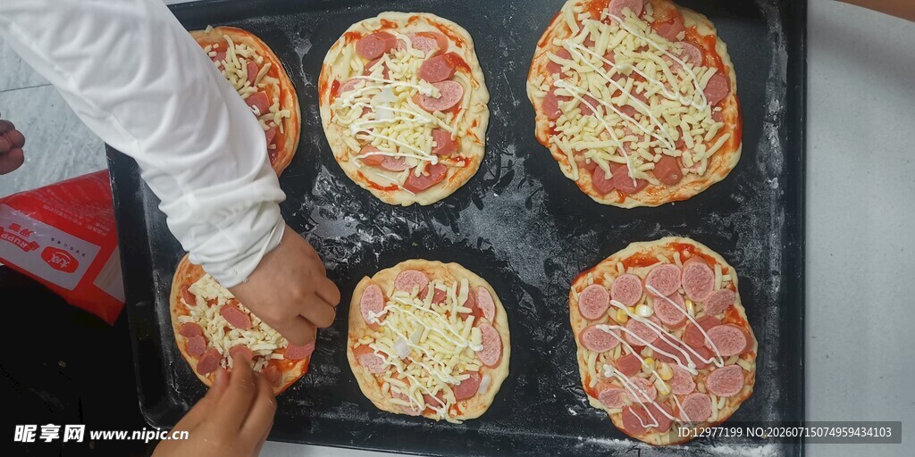 制作美味披萨的温馨瞬间