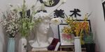 艺术工作室的雕塑与花卉