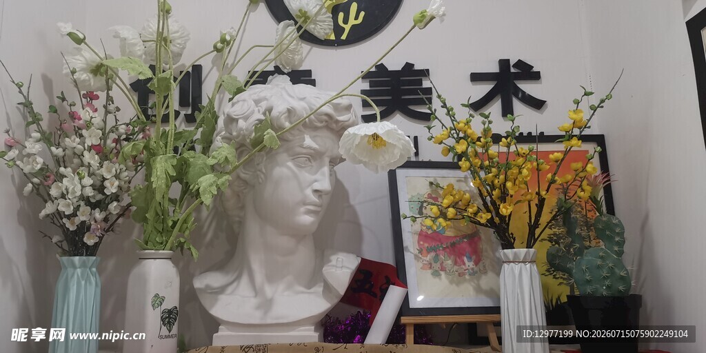 艺术工作室的雕塑与花卉