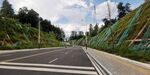山间宽阔公路风景