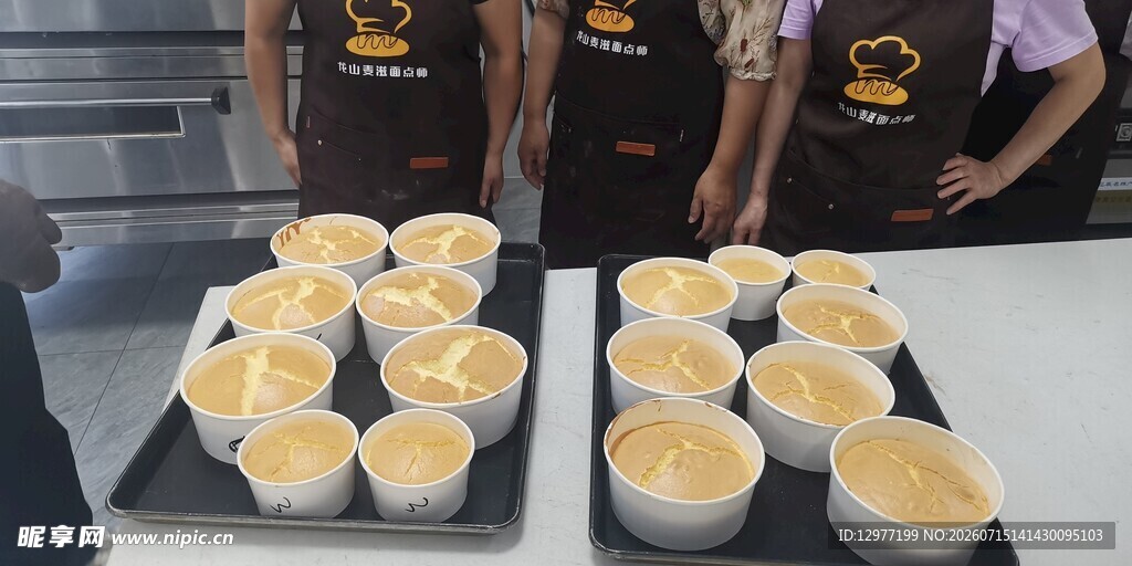 烘焙师面前的美味纸杯蛋糕