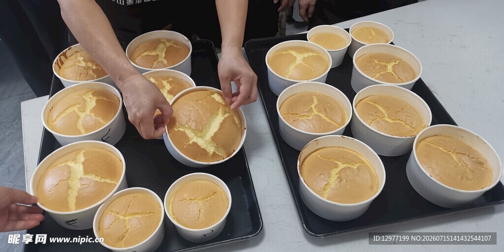 手工制作美味蛋糕过程