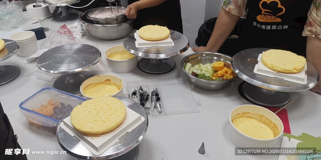 桌上多样烹饪食材与器具