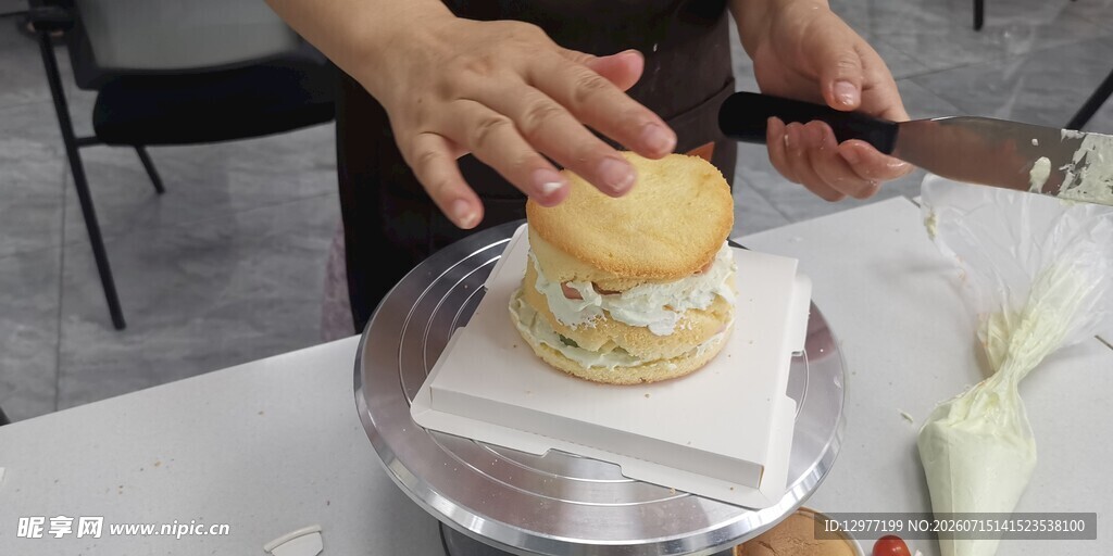 制作汉堡的手部特写
