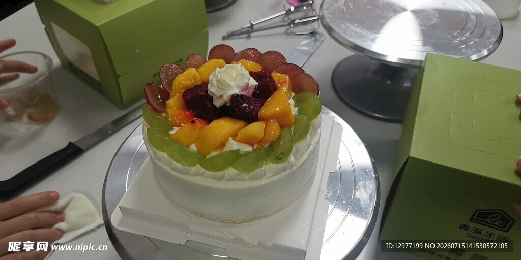 多彩水果装饰精美蛋糕