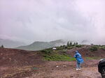 雨中徒步者望远方山峦