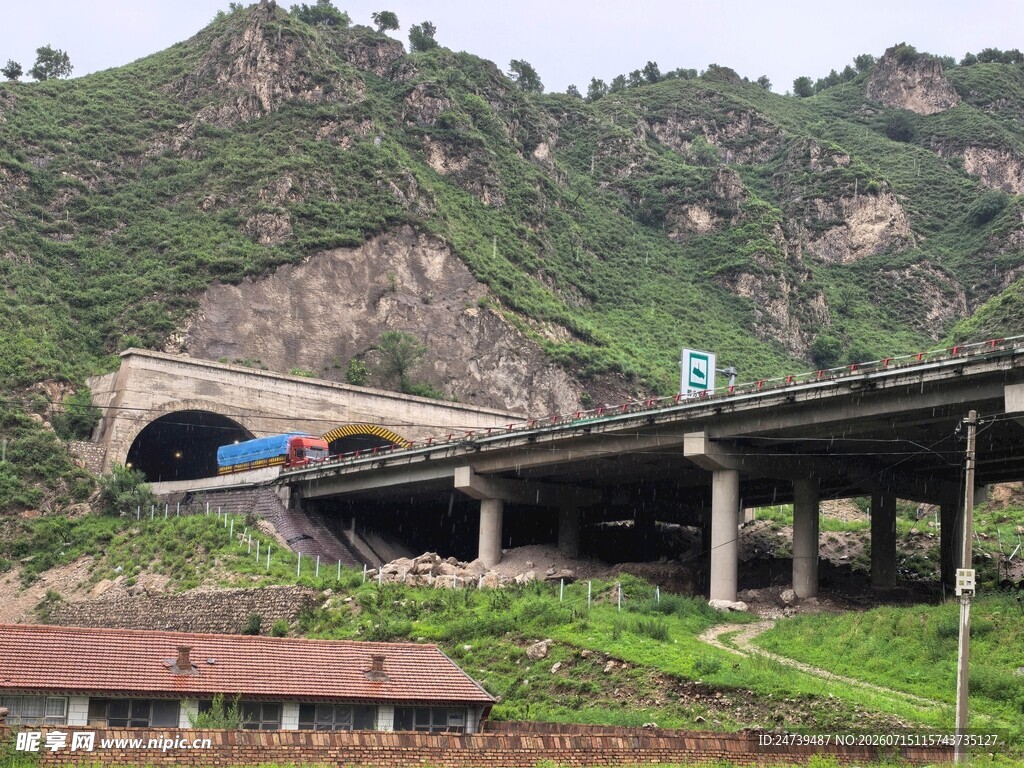 山间高架桥与隧道景观