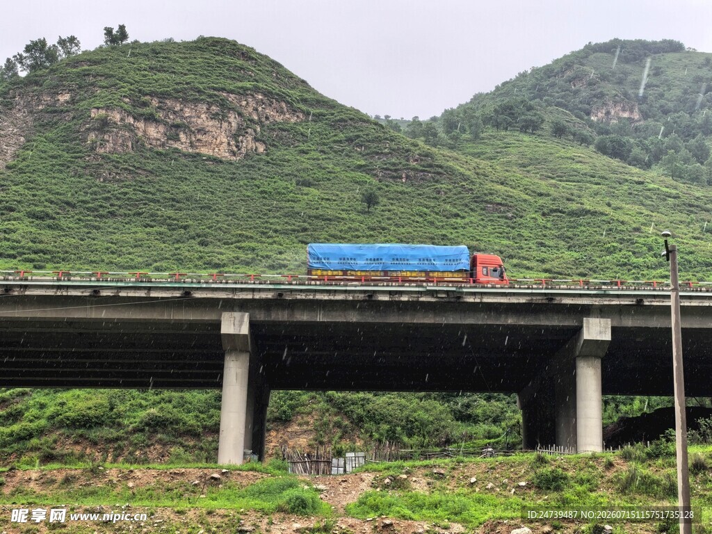 山间桥上行驶的货运列车