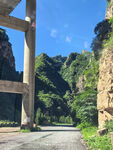 高架桥穿越青山间