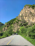 山间公路旁绿意盎然景致