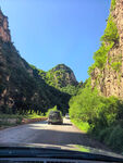 山间公路上行驶的车辆