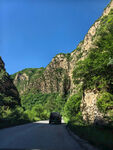 山间公路上行驶的车辆