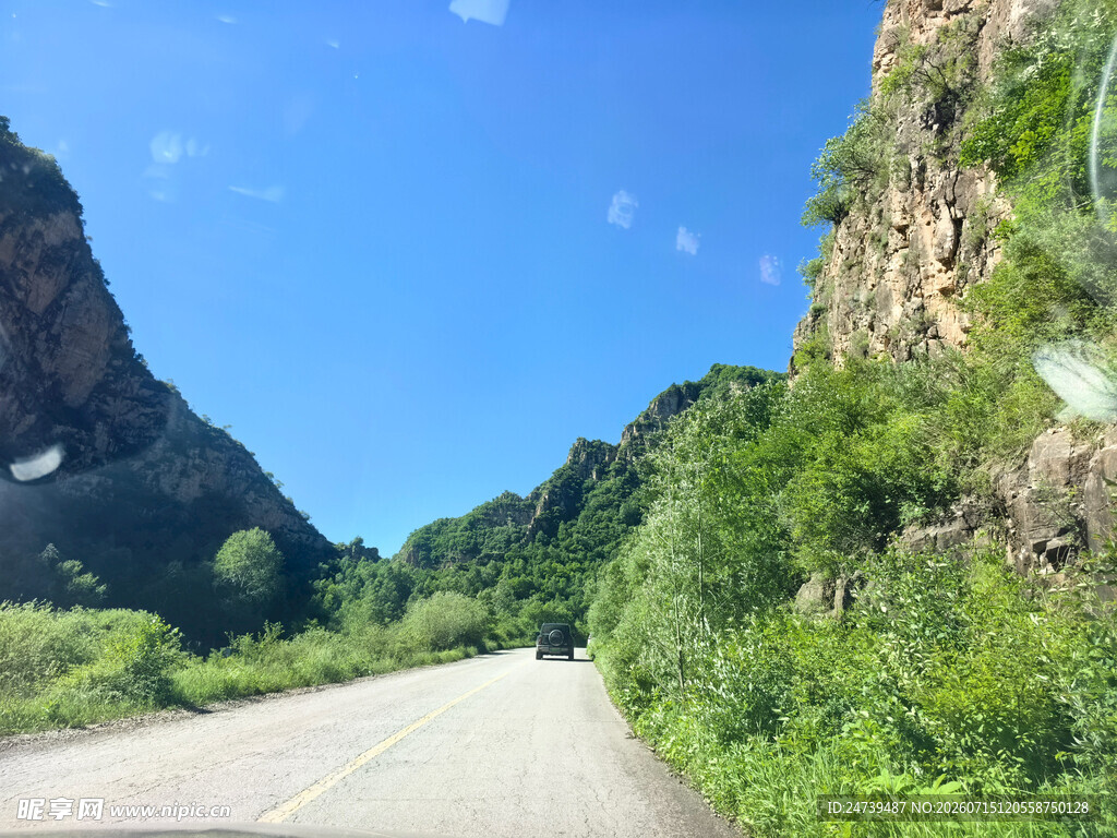 山间公路绿意盎然的风景