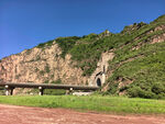 山间公路桥绿意盎然