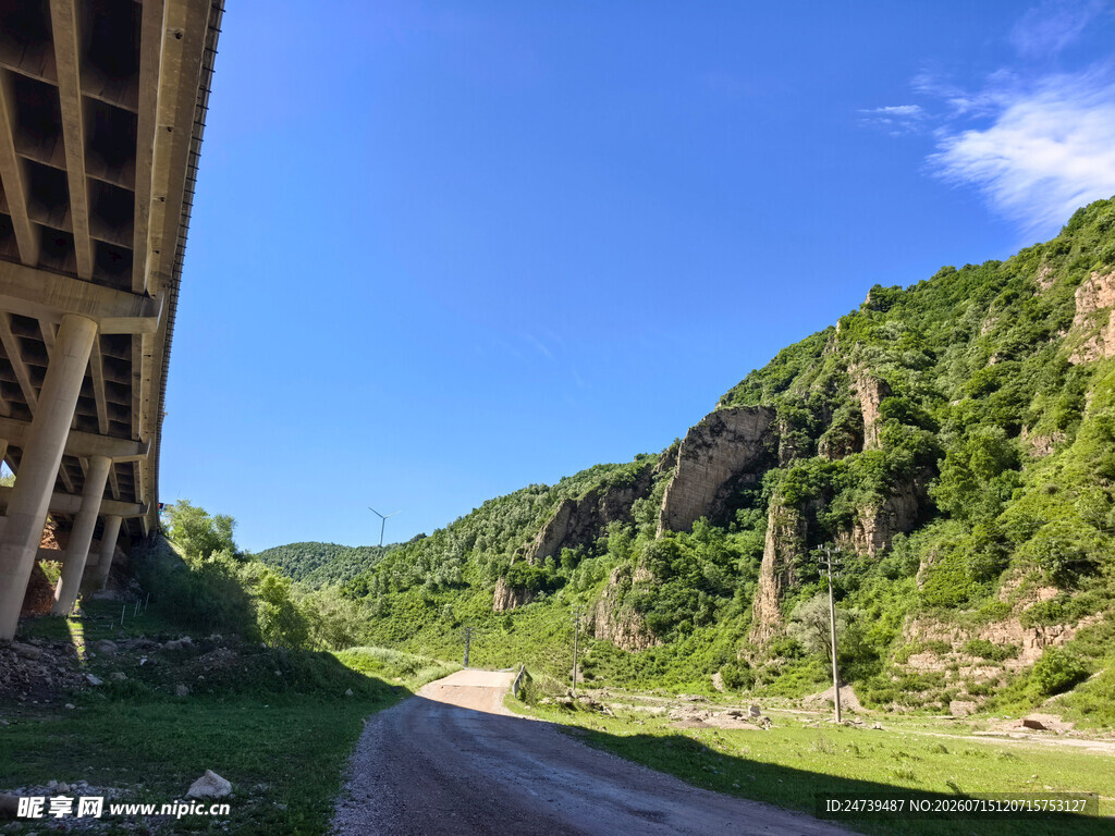 桥下风景山间公路绿意浓