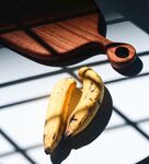 阳光下的香蕉与砧板