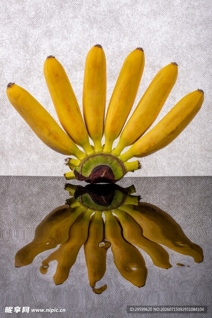 黄色香蕉摆成花状造型