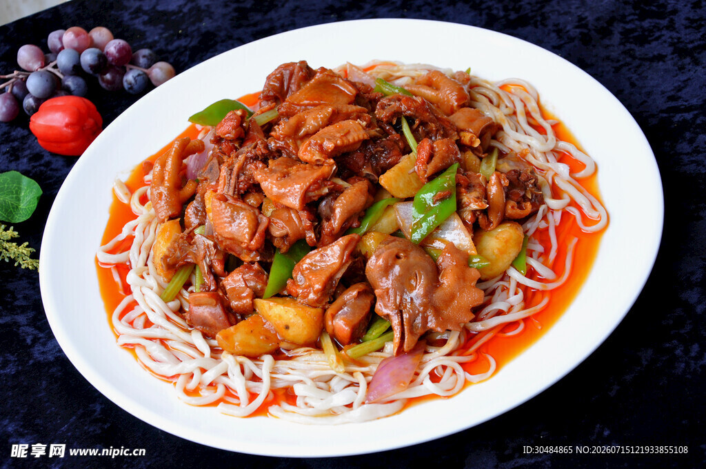 美味炒鸡肉盖浇米粉