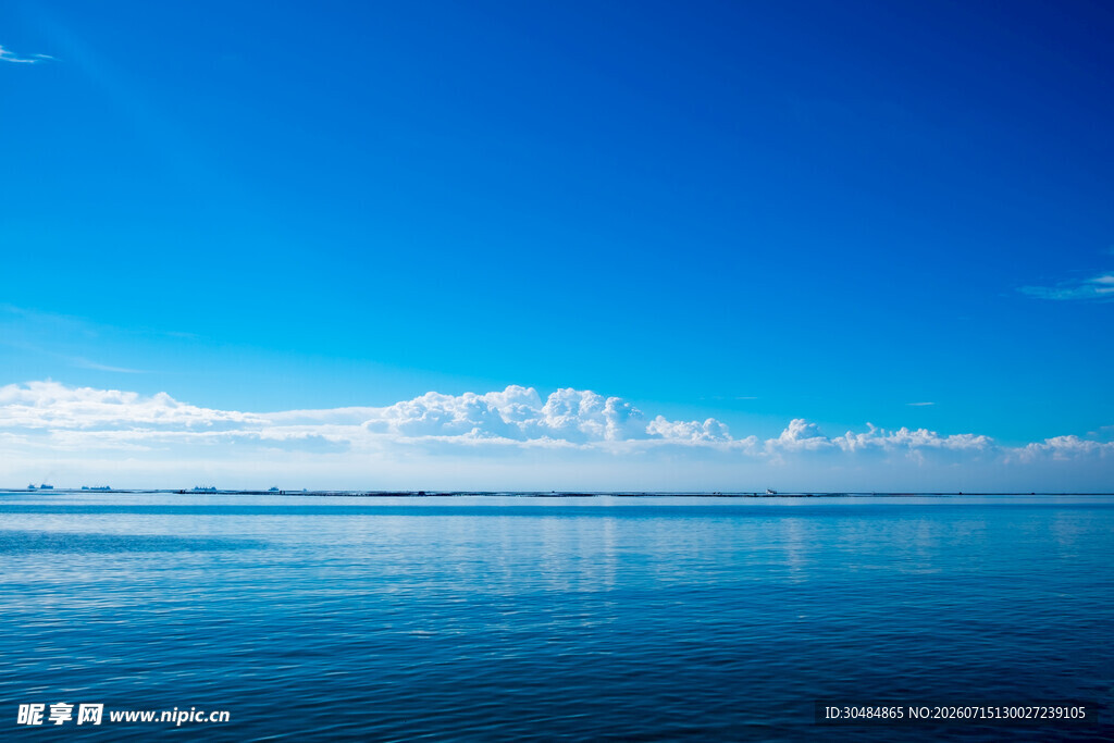 广阔蓝天与平静湖面美景