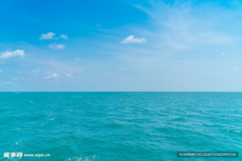 广阔蔚蓝大海与晴空