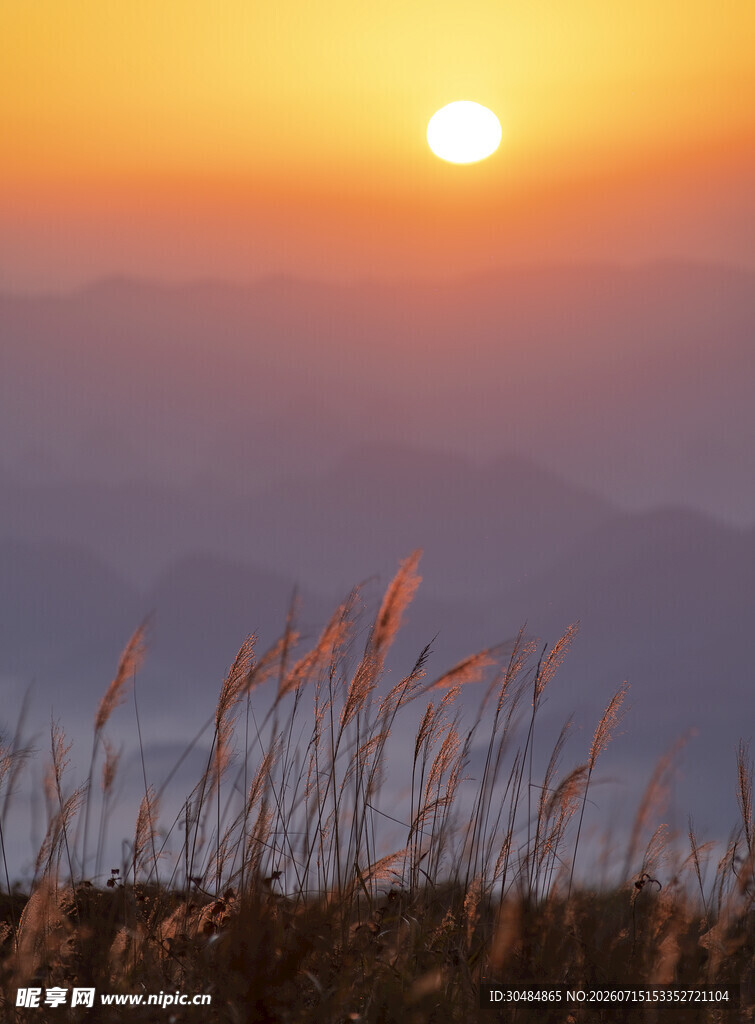 夕阳下的草海与远山美景