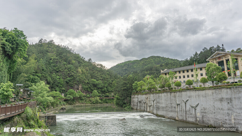 山间河畔风景