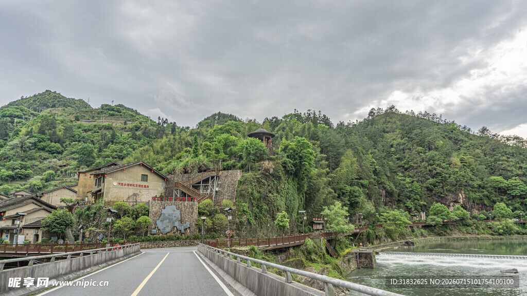 山间公路旁的村落美景