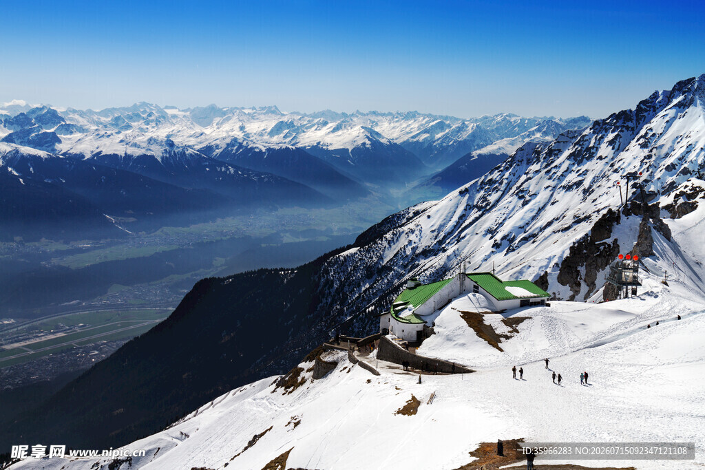 雪山壮丽景观与施工场景