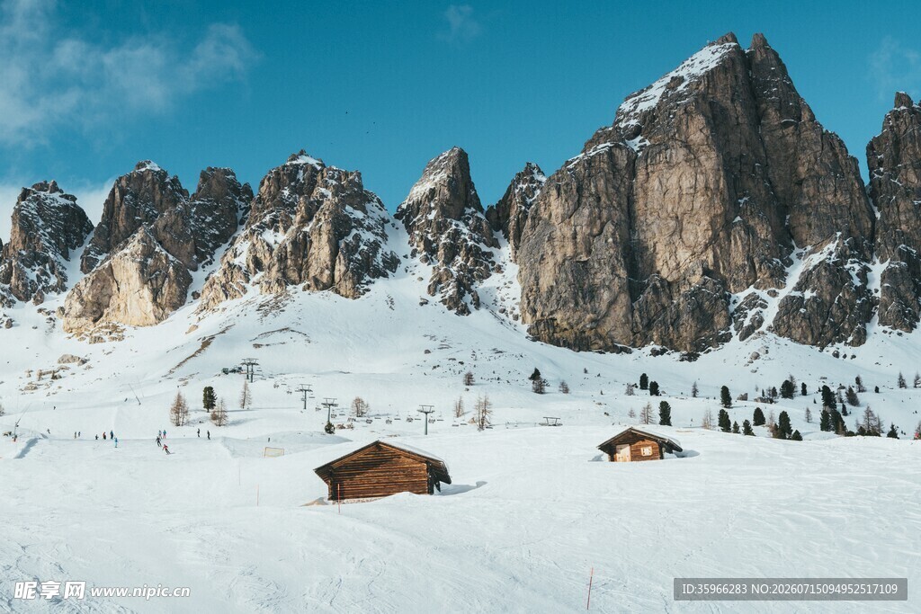 雪山下的小屋与壮丽山景