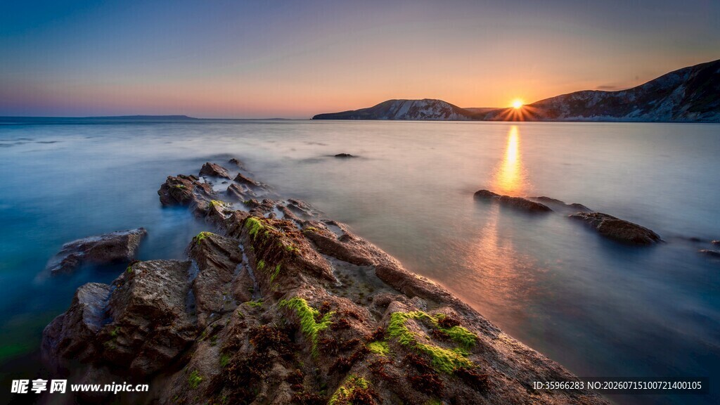 海边日落时的礁石美景