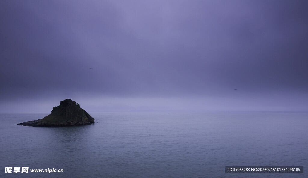 孤岩静立在幽蓝海面