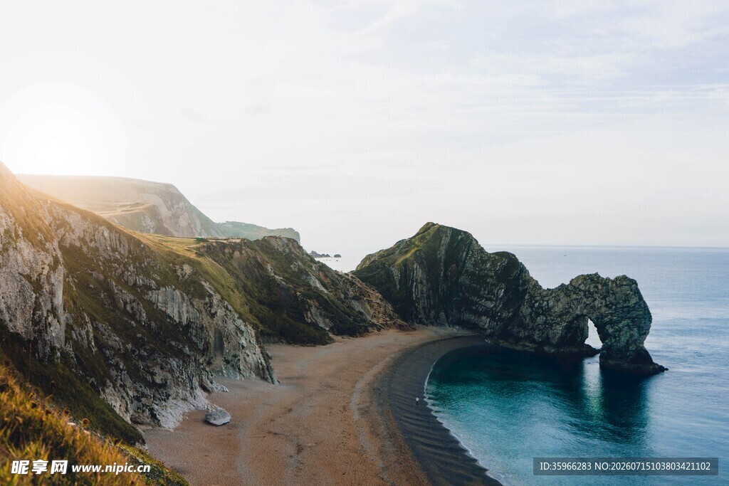 海岸美景阳光峭壁与拱门