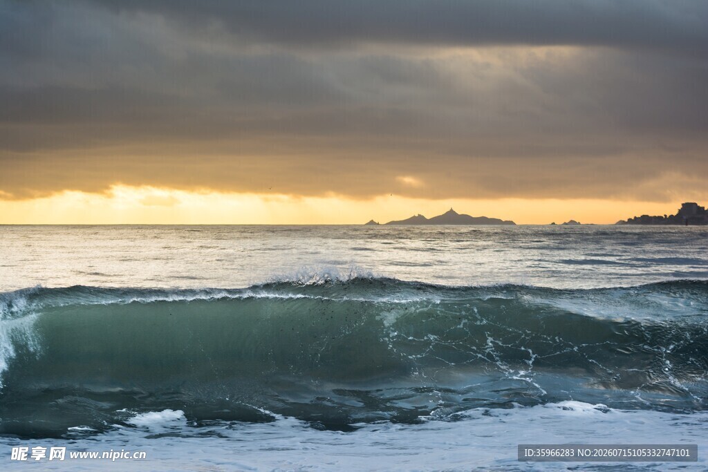 海边日落时的汹涌海浪