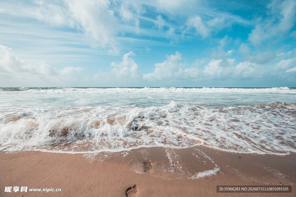 沙滩海浪留下美丽足迹