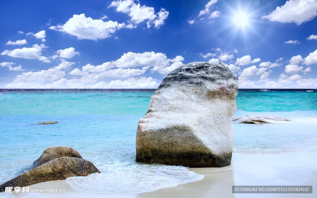 碧海蓝天中的海边巨石