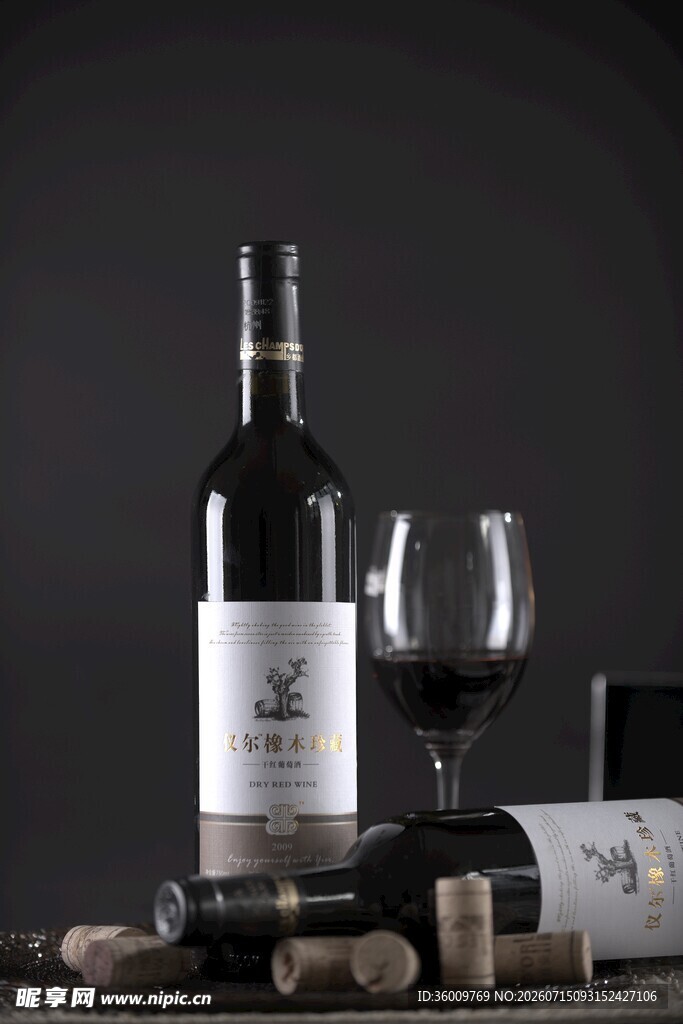 精致葡萄酒与酒杯静物图