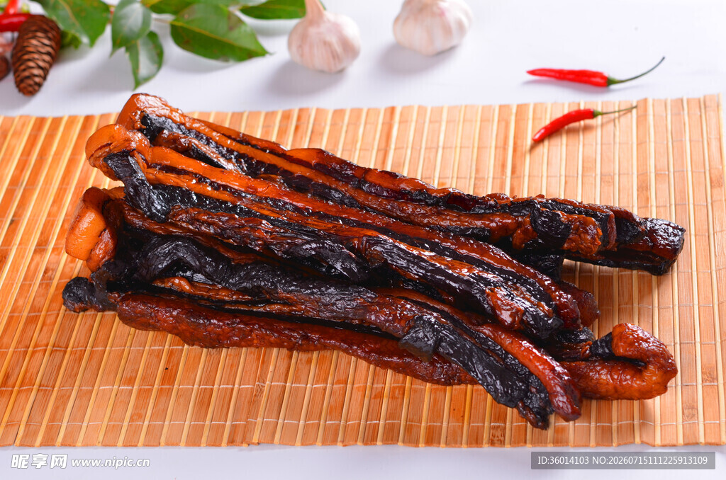 干制腊味鳗鱼干摆于竹席