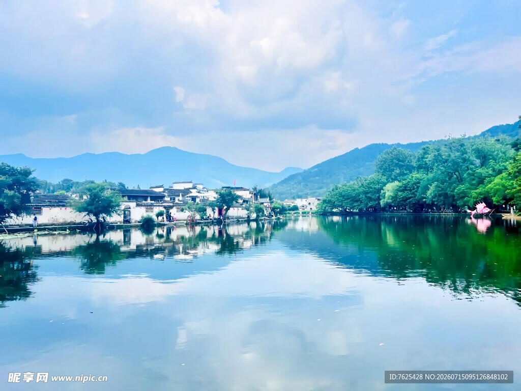 宁静湖畔村落山水倒影