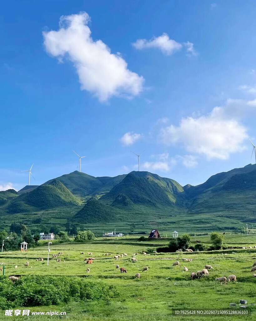 草原山峦间的美丽风光