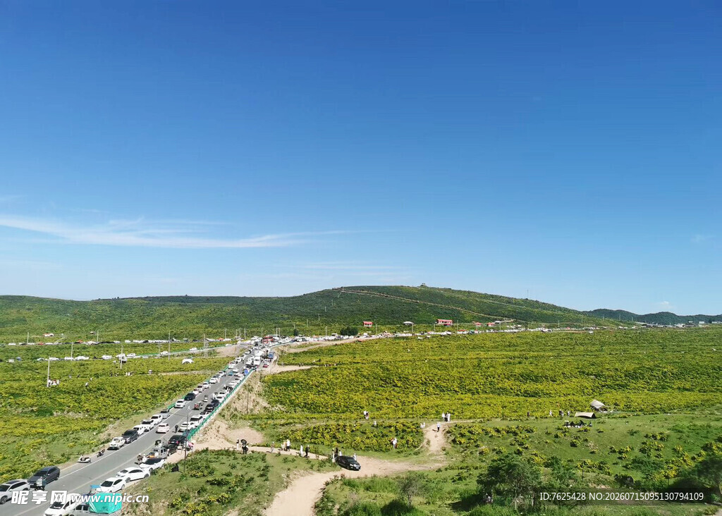 公路穿行绿野蓝天间
