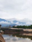 河畔远山云雾缭绕美景