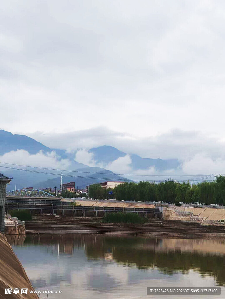 河畔远山云雾缭绕美景